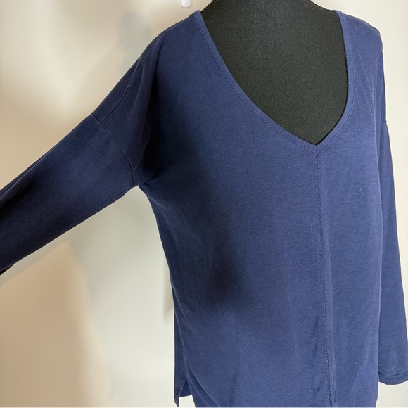 LILLY PULITZER Navy Blue Luxletic Long Sleeve Shirt V Neck Central Seam Sz Large - Picture 4 of 8